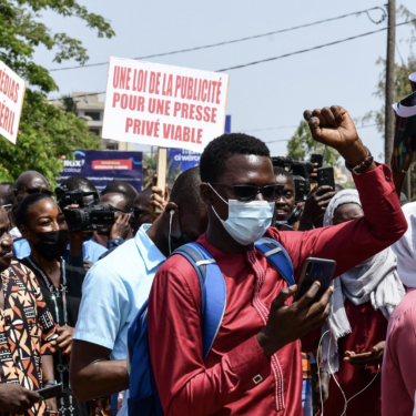 Des membres de la presse sénégalaise en rassemblement devant les locaux du ministère de la Culture et de la Communication le 3 Mai 2021 à Dakar. Crédit Photo : Seyllou / AFP