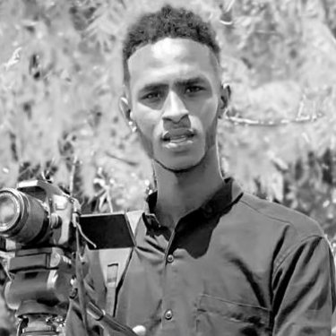 Ahmed Mohamed Shukur, reporter à la télévision nationale somalienne (SNTV), mort sur le coup après l’explosion d’une mine le 30 septembre alors qu’il couvrait une opération antiterroriste.