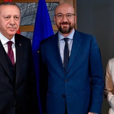 Turkish Recep Tayyip Erdogan (left) met with EU Council President Charles Michel (center) and European Commission President Ursula von der Leyen (right) in Brussels | Photo: Getty Images/AFP/J.Thys