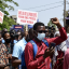 Des membres de la presse sénégalaise en rassemblement devant les locaux du ministère de la Culture et de la Communication le 3 Mai 2021 à Dakar. Crédit Photo : Seyllou / AFP